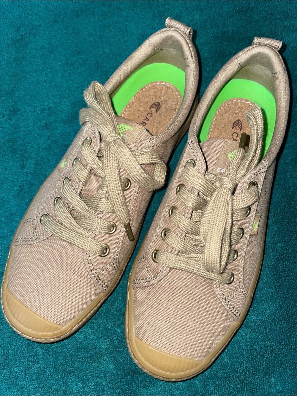 Cariuma Low-Top Sneakers in Taupe with Gum Sole and vegan Insole